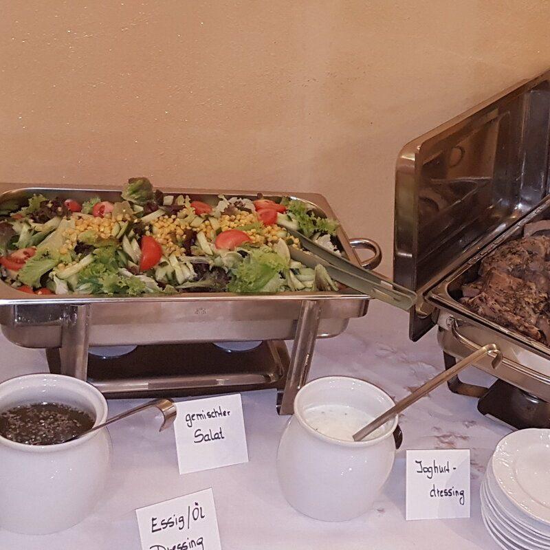 Buffet mit hausgemachten Ripperln und frischen Salaten für Feiern und Catering im Gasthaus Haidenhof