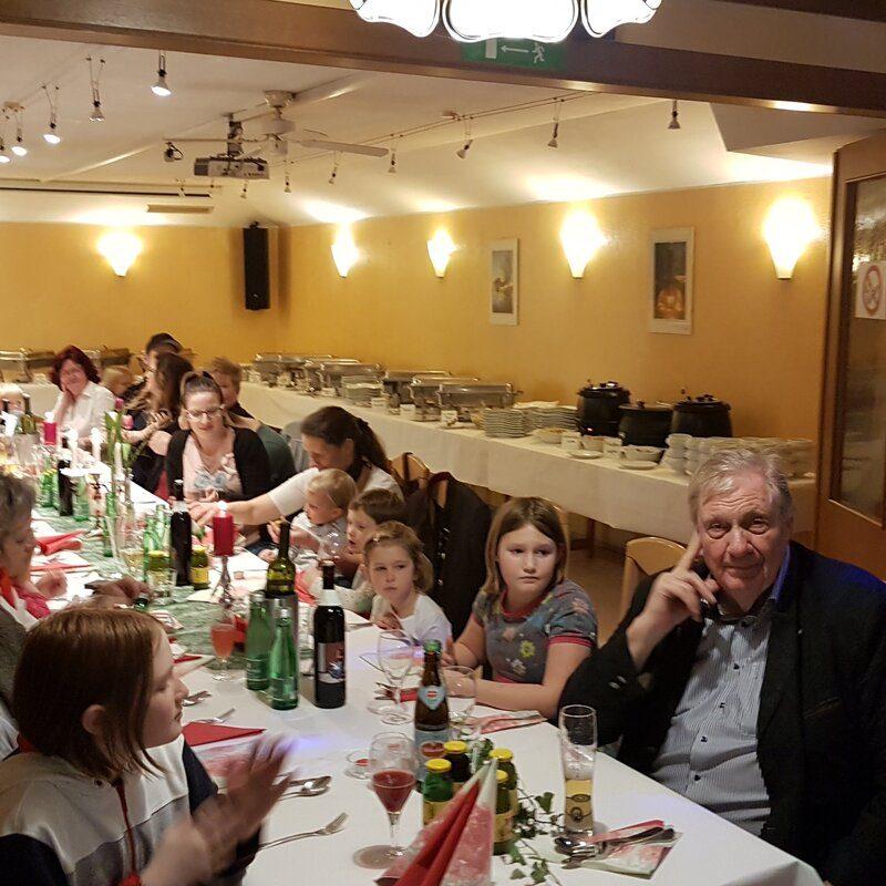 Gäste feiern gemeinsam an der langen Tafel im Gasthaus Haidenhof in Feldkirchen
