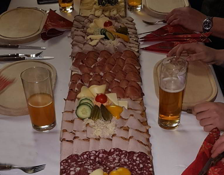 Hausgemachte Schinkenplatte mit regionalen Spezialitäten aus der Küche des Gasthauses Haidenhof