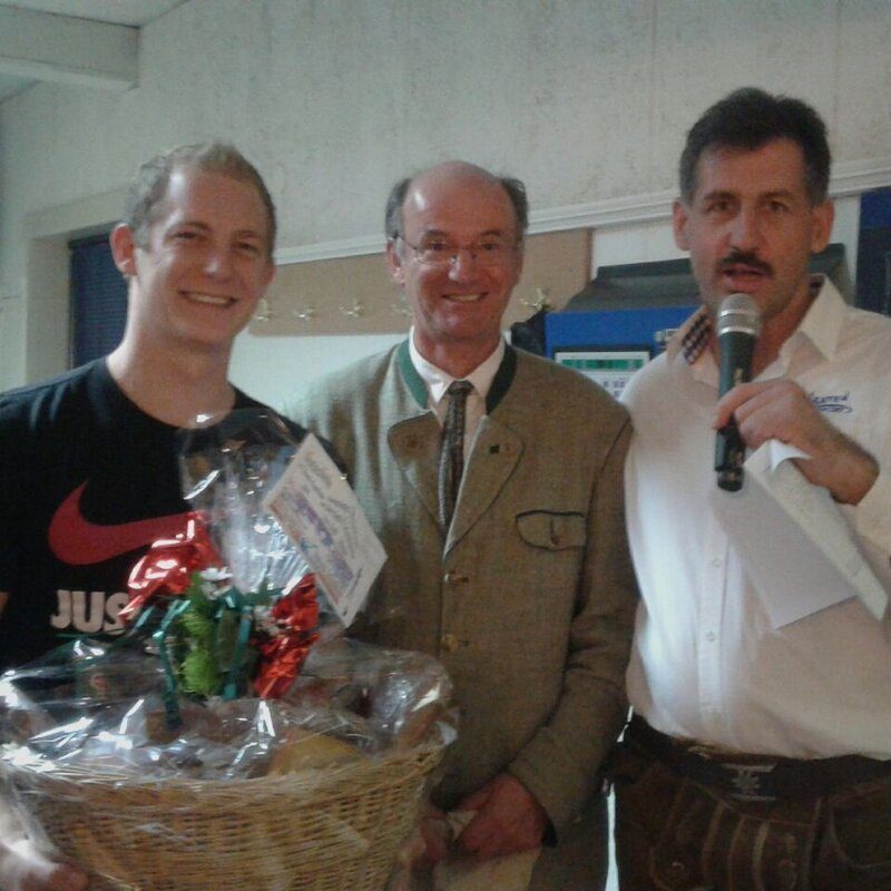 Gasthaus-Besitzer mit Dartgruppe bei der Siegerehrung im Gasthaus Haidenhof in Feldkirchen