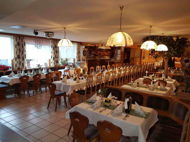 Elegant gedeckte Hochzeitstafel im Gasthaus Haidenhof, Hochzeitslocation in Feldkirchen, Kärnten